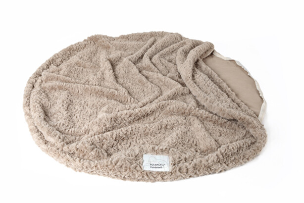 Ein beiger Ersatzbezug mit geöffnetem Reißverschluss für Hundebetten der Serie PULMACELL cosy von MEDI-TECH vor weißem Hintergrund.