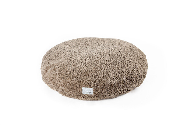Ein beiges Hundebett der Serie PULMACELL cosy von MEDI-TECH vor weißem Hintergrund.